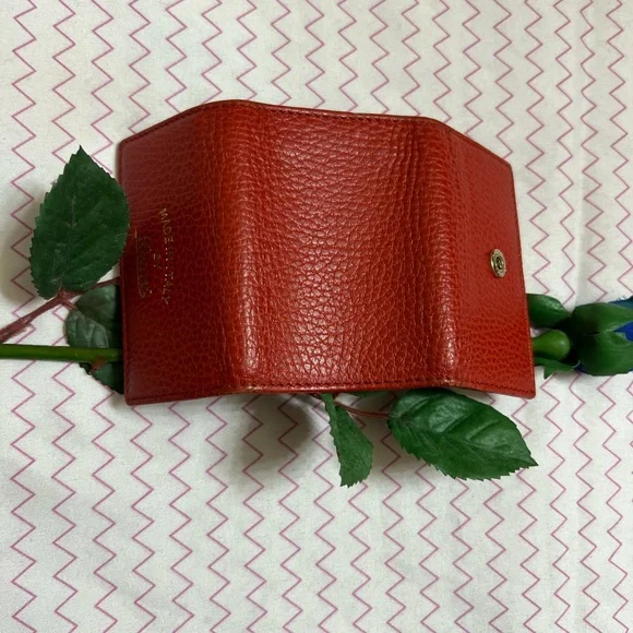 Luxury Gucci Leather Key Case Holder in Red - Picture 2 of 7